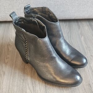 Earth Cypress black leather ankle boots, size 7.5